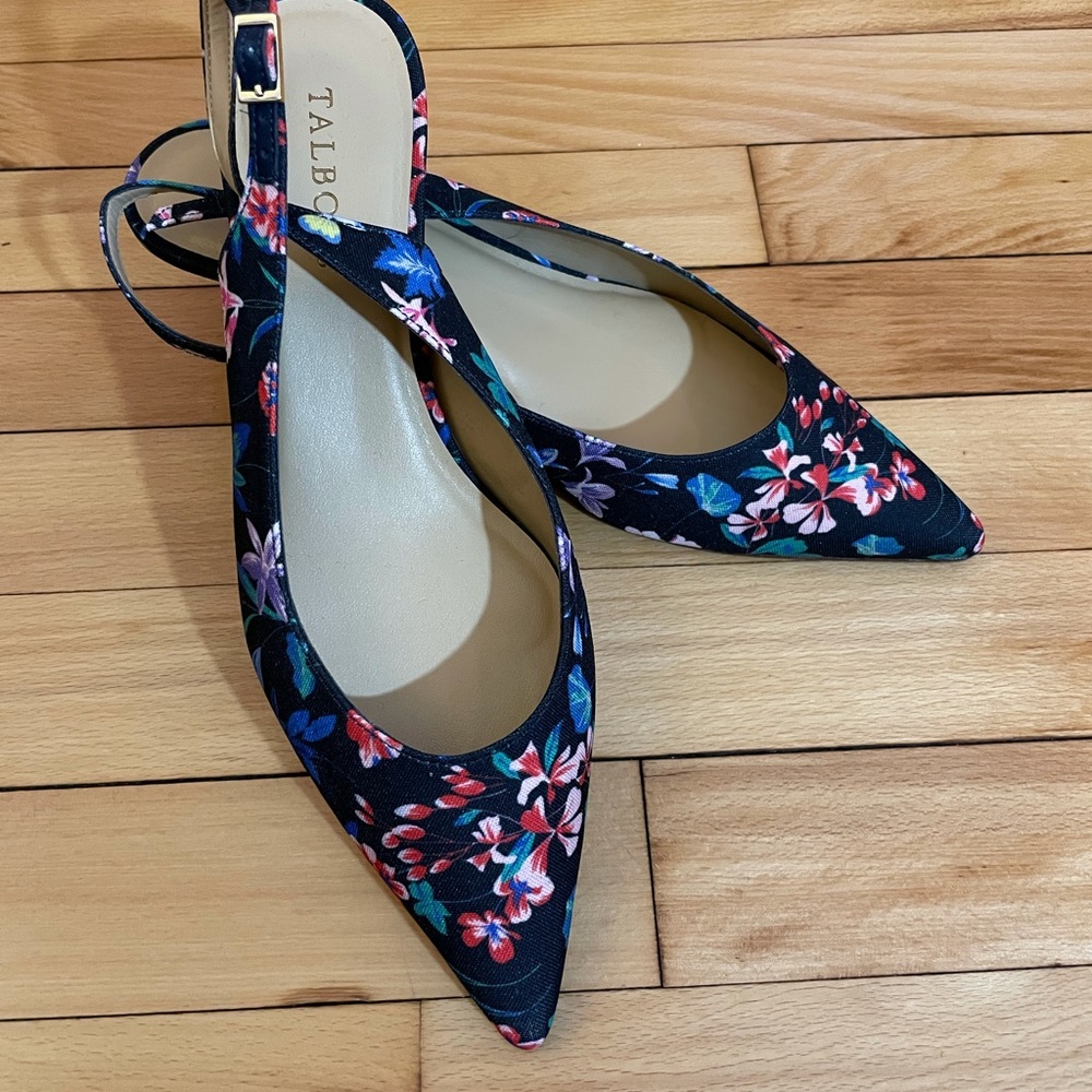 NWOT Black Floral Canvas Slingback Kitten Heel